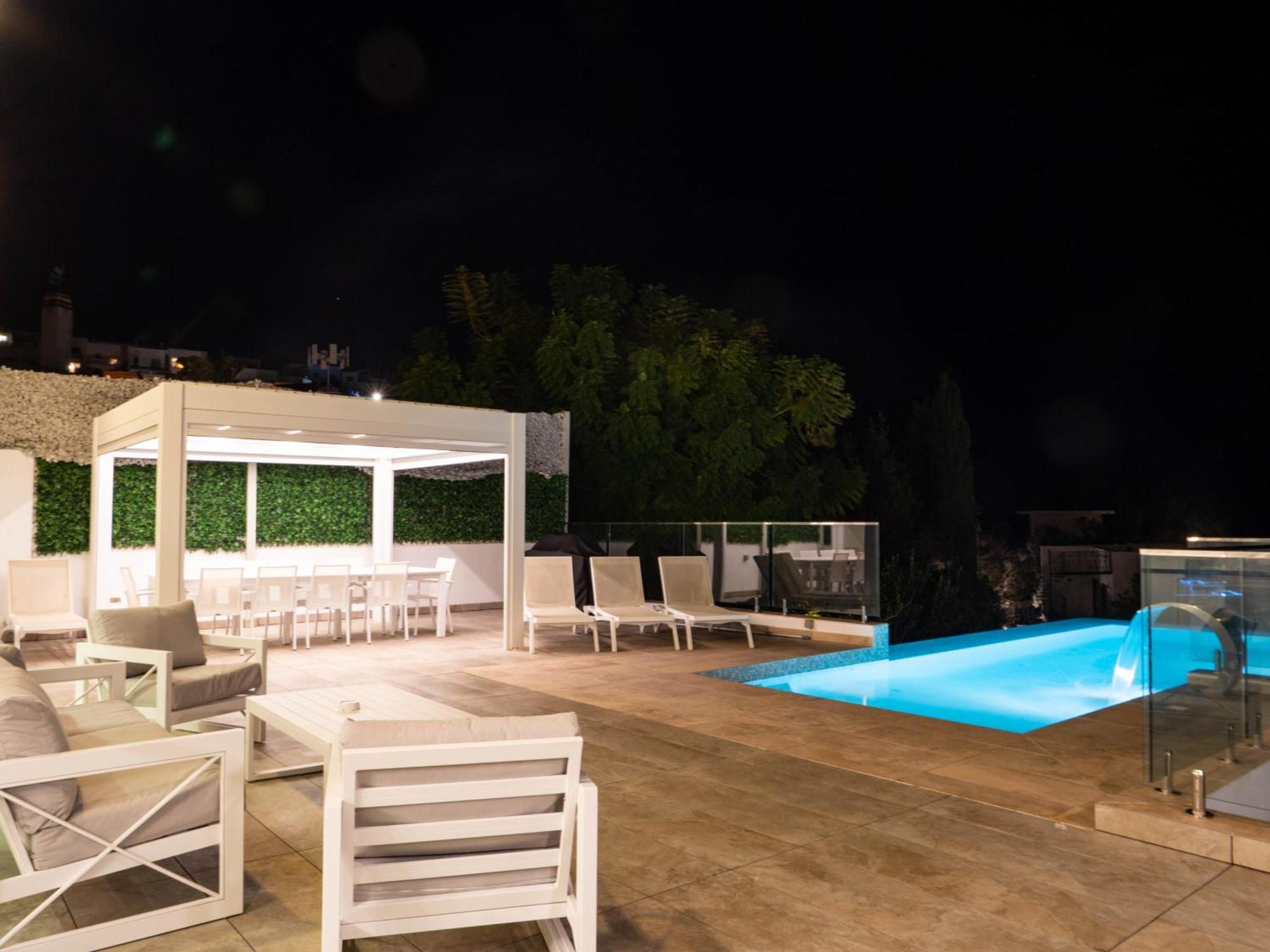 Villa Gaia - Sunset Views, Indoor Heated Pool, Sauna And Games Room 멜리에하 외부 사진